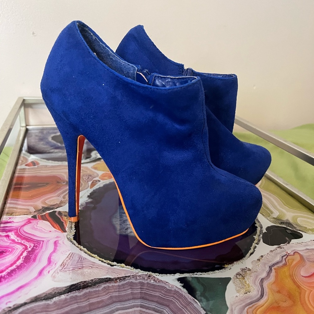❤️$4 flash sale 🚨

 Royal Blue Suede Heels